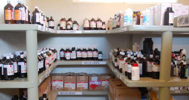 armazenamento de reagentes em laboratório